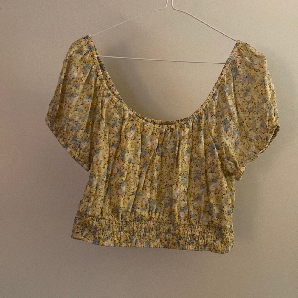 Floral short sleeved crop top - size medium - American Eagle